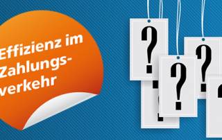 Hängende Schilder mit Fragezeichen